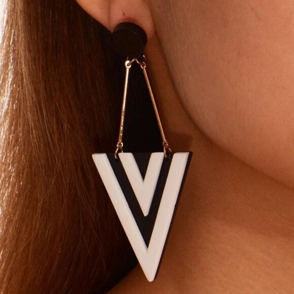 3for$20 NEW Triangle Drop Earrings - Picture 1 of 4